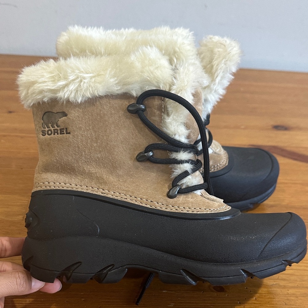 Sorel Women's Tan and Black Ankle Boots